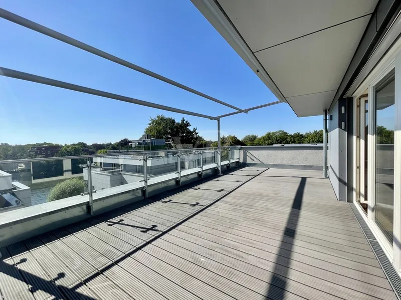 Hochwertige Dachgeschosswohnung mit großer Dachterrasse an der Spree — photo 1